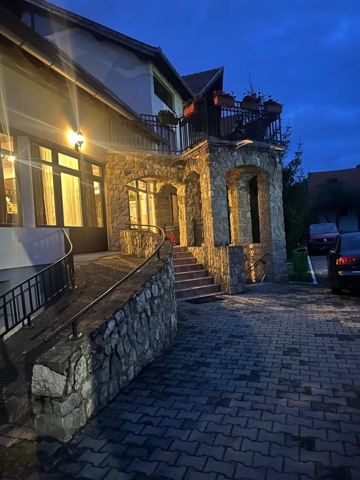 Rîşnov Pensiunea Casa Saxonia מראה חיצוני תמונה